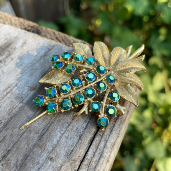 Vintage Rhinestone Pin Blue Green Stones in a Matte Gold Setting - Picture 5 of 11